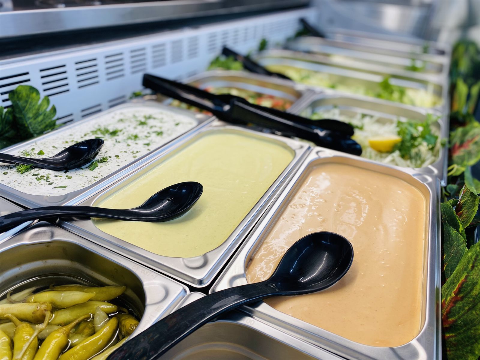 Frische Zutaten und hausgemachte Soßen an der Theke bei Schilksee Döner